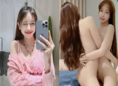 Lâm Thái Vy và cô bạn thân móc bím trong buổi phát sóng trực tiếp