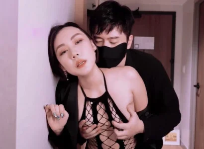 Mụ vợ bán thân cho ông sếp để trả nợ cho chồng